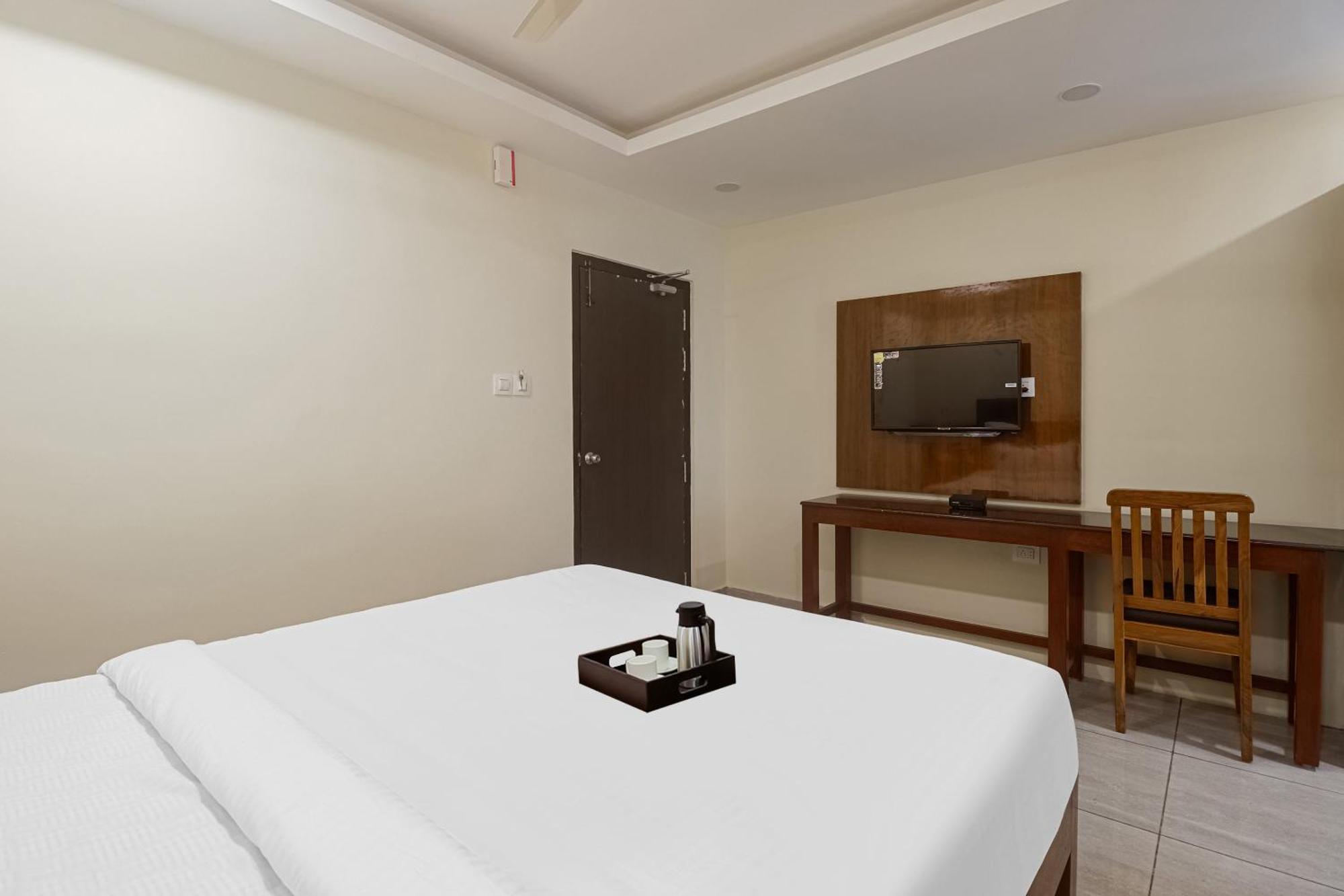Townhouse Dj Grand Hotel Тирупати Екстериор снимка