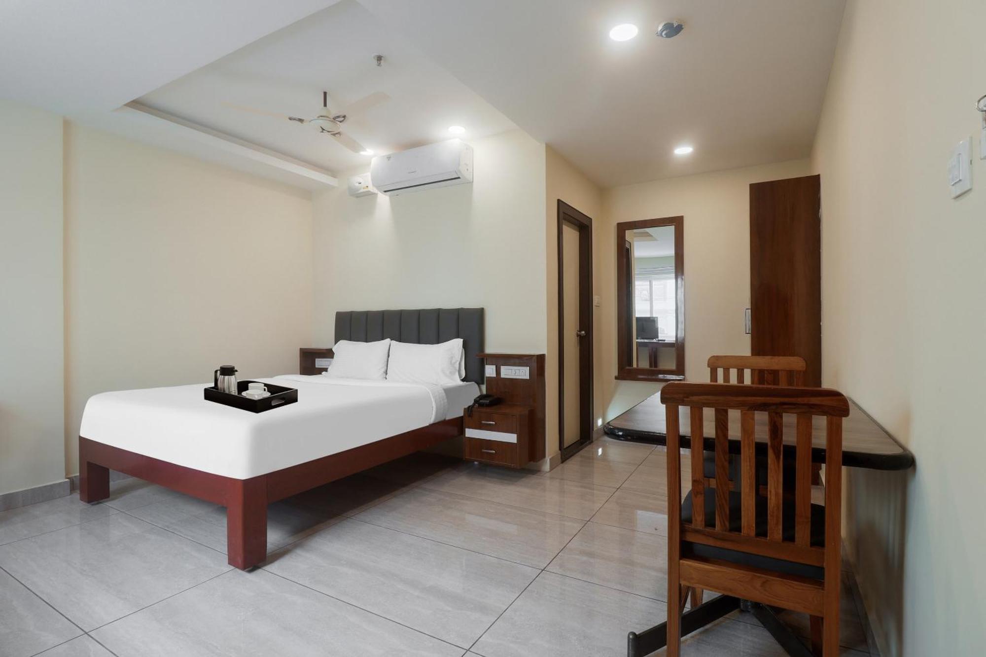 Townhouse Dj Grand Hotel Тирупати Екстериор снимка
