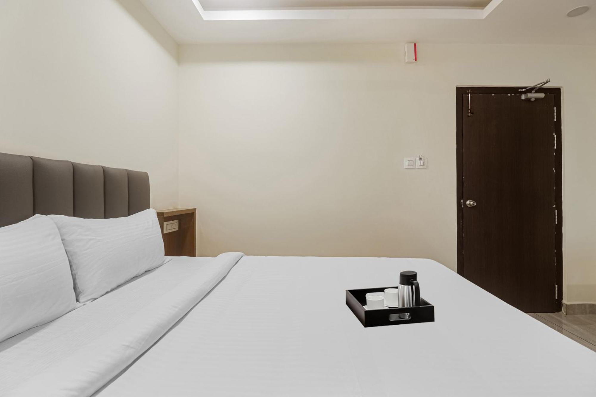 Townhouse Dj Grand Hotel Тирупати Екстериор снимка