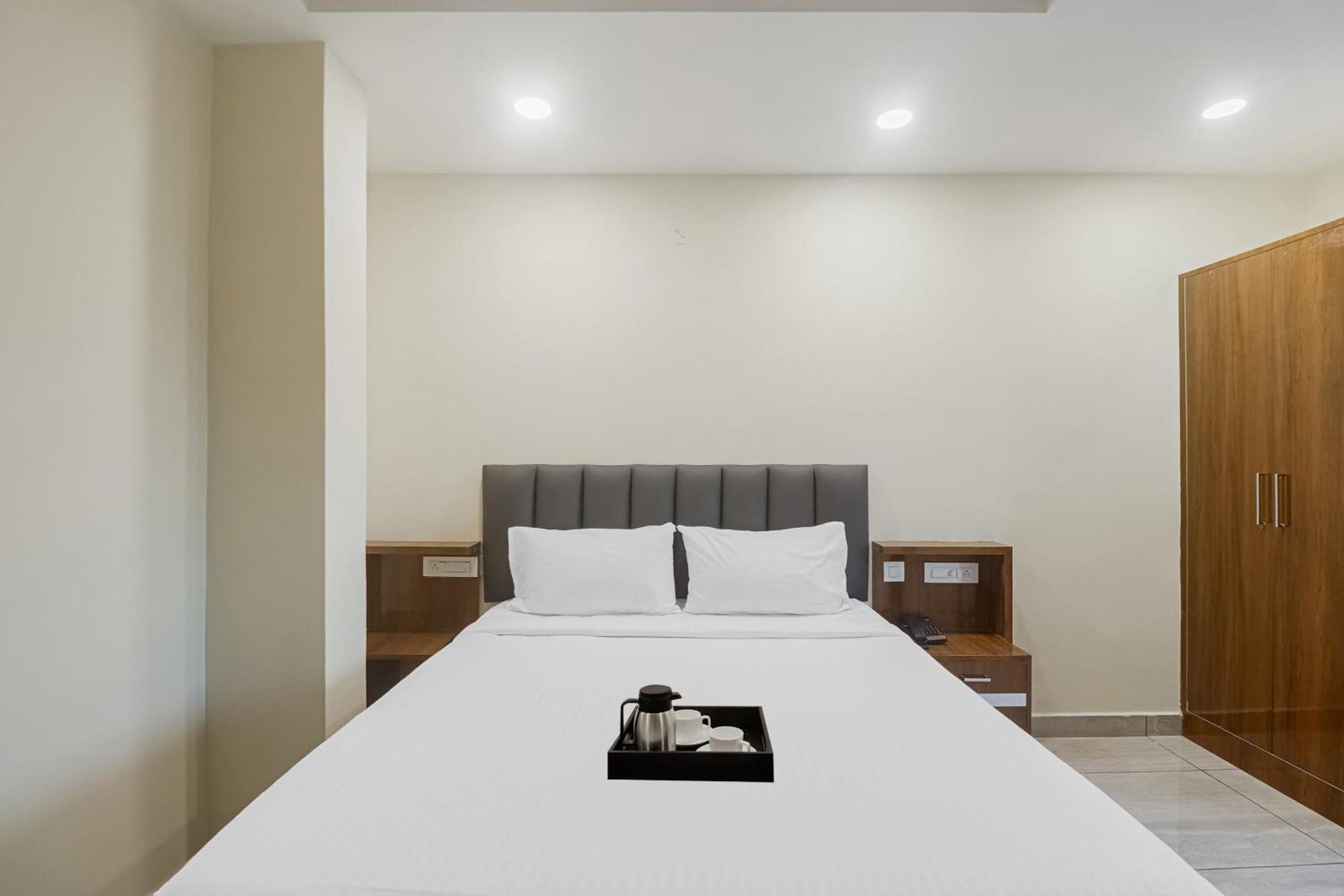 Townhouse Dj Grand Hotel Тирупати Екстериор снимка
